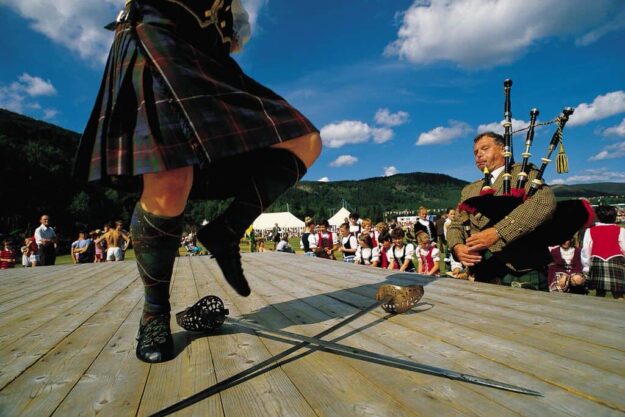 Scottish-Kilt-Bagpipper-Copyright-VisitScotland.ScottishViewpoint-1