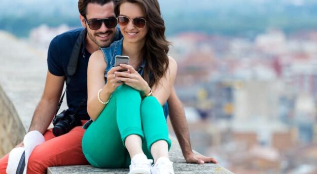 couple_texting-726×400